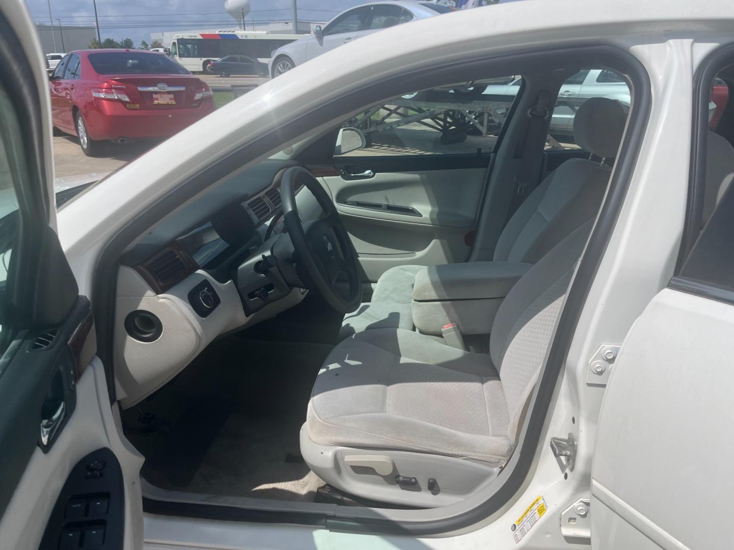2007 white /gray Chevrolet Impala LS (2G1WB58K179) with an 3.5L V6 OHV 16V FFV engine, 4-Speed Automatic Overdrive transmission, located at 14700 Tomball Parkway 249, Houston, TX, 77086, (281) 444-2200, 29.928619, -95.504074 - Photo#8